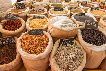 Gewürze in Jutesäcken auf einem Markt