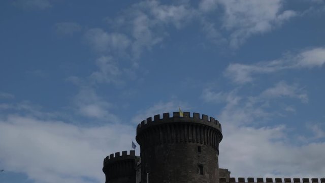 N&aacute;poles. Avi&oacute;n sobre el Castel Nuovo, Maschio Angioino. Campania, Italia, Europa.