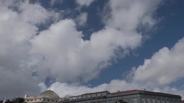 N&aacute;poles. C&uacute;pula, palacios y nubes. Campania, Italia, Europa.