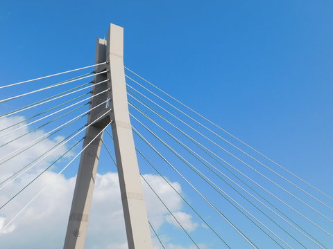 斜張橋(吊り橋)の主塔と青空