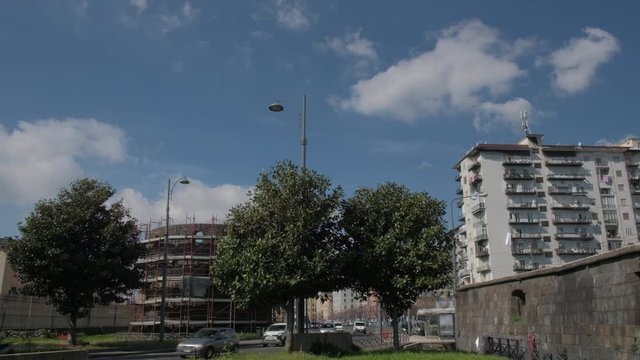 N&aacute;poles. Tr&aacute;fico junto al puerto, castello del Carmine. Campania, Italia, Europa.