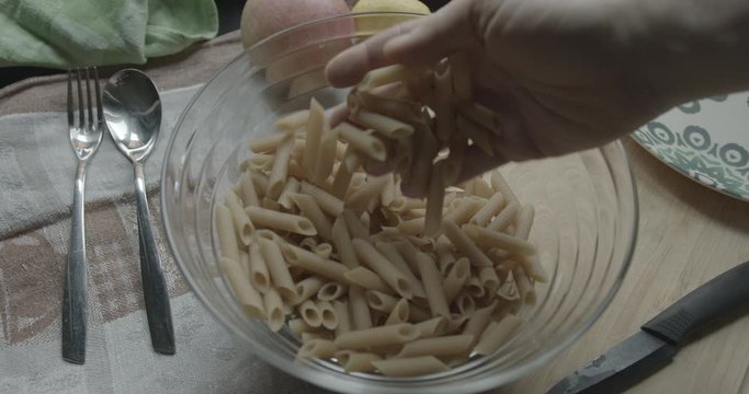 Pasta corta in una terrina