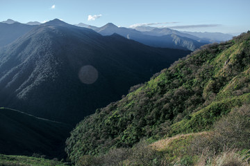 Cerro la cruz san lorenzo salta argentina. vista de valle con cerros verdes