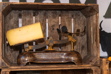 Käsestück auf einer Balkenwaage