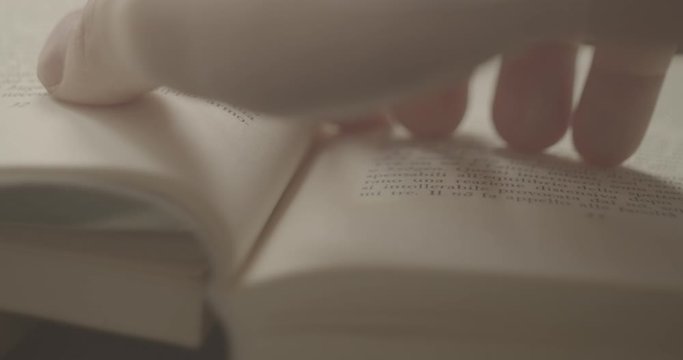 mani che sfogliano libro effetto vintage