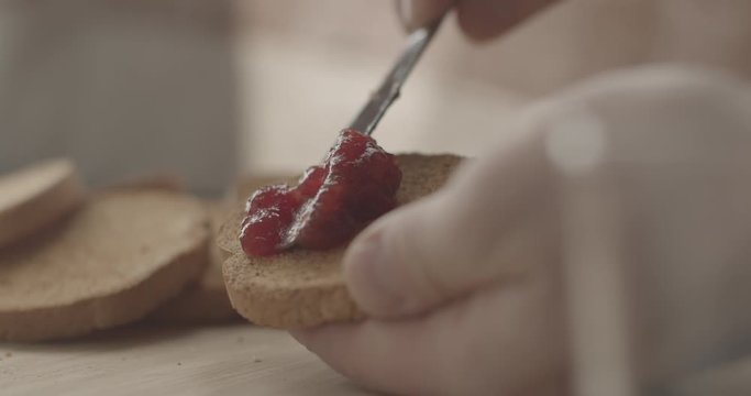colazione t&egrave; biscotti marmellata fette biscottate