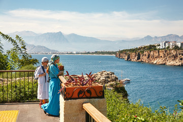 Mom and daughter walking through the streets of Antalya. - obrazy, fototapety, plakaty