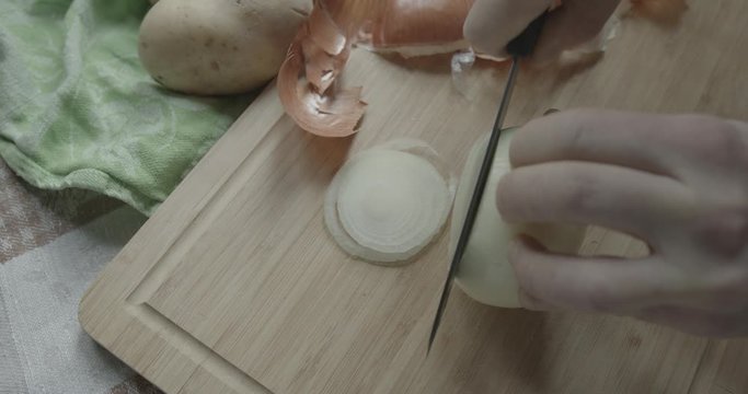 cipolla affettata su tagliere per soffritto