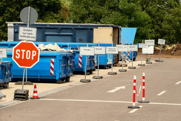 Blaue Müllcontainer auf der Abfallanlage - obrazy, fototapety, plakaty