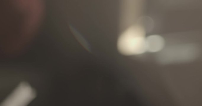 mani che sfogliano libro effetto vintage bokeh