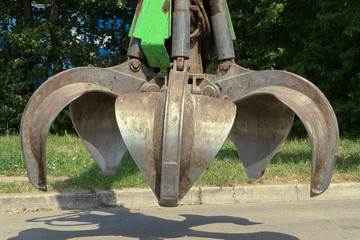 Detail eines Hydraulikgreifers an einer Baumaschine