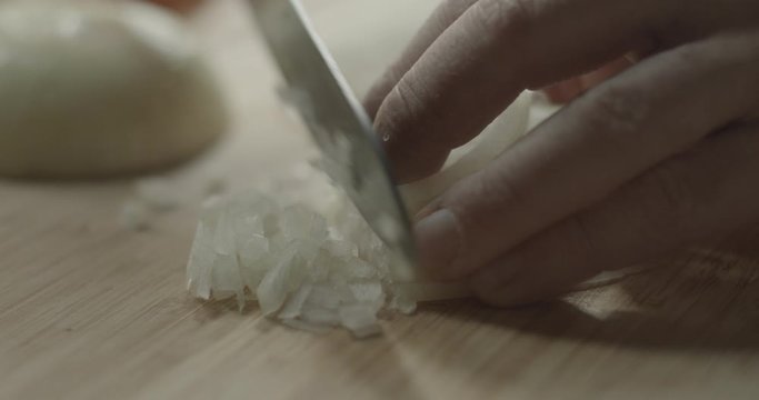 cipolla affettata su tagliere per soffritto