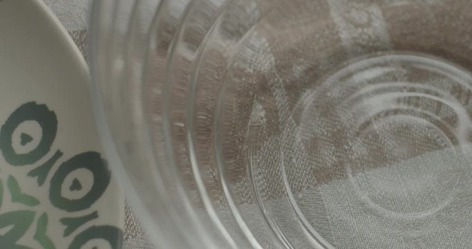 caduta e mani che selezionano orzo e farro