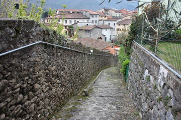 Fototapeta premium ruined paths built in stone and rock in the Tuscan landscape in Borgo a Mozzano in an ancient medieval village