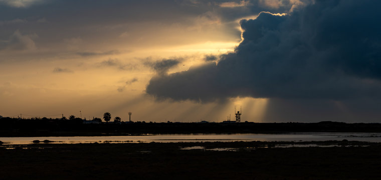 Nascer do sol com tempestade
