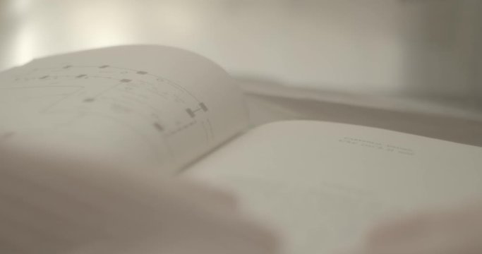 mani che sfogliano libro