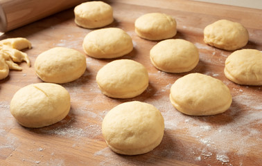 Preparation of doughnuts filled with marmalade