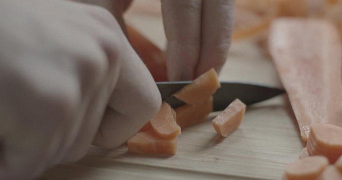 Tagliare una carota su un tagliere