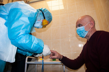 The doctor conducts the patient’s initial appointment for the coronovirus.