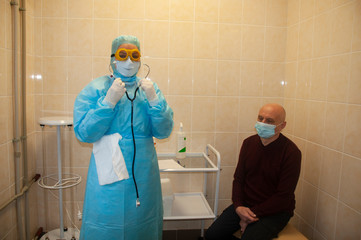 Fototapeta premium The doctor conducts the patient’s initial appointment for the coronovirus.