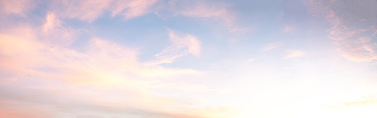 leichter weicher Panorama-Sonnenuntergang-Himmelshintergrund mit rosa Wolken