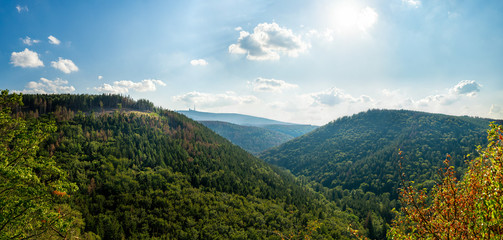Obraz premium Sicht vom Ilsestein in Ilsenburg Richtung Brocken im Nationalpark Harz