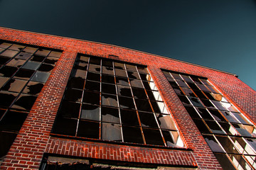 Budynek, czerwona cegła, niebo, szkło, popękane szyby,  ruiny, stara fabryka