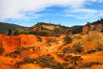 Le Colorado provençal ou ocres de Rustrel, parc national du lubéron dans le vaucluse