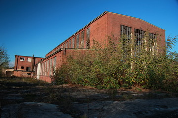 Fototapeta na wymiar Budynek, czerwona cegła, niebo, szkło, popękane szyby, ruiny, stara fabryka