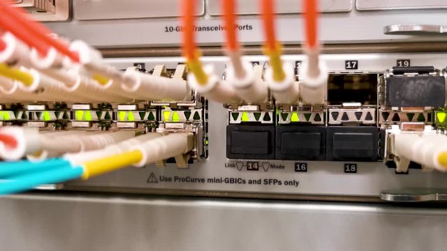 Netzwerkkabel an einem Netzwerk Switch f&uuml;r eine Cloud Umgebung 