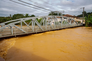 Vista da ponte Raul Soares, centro de Guarani, Minas Gerais, em dia de enchente do Rio Pomba, em março de 2020