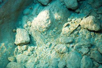 Fotografía del agua cristalina de un río