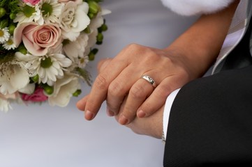 Obraz na płótnie Canvas Dłonie z obrączkami, ślub