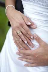 Dłonie z obrączkami, ślub
