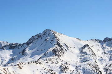 Fototapeta na wymiar Montaña cubierta de nieve