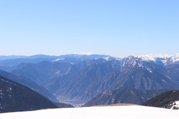 Fototapeta na wymiar Valle con fondo nevado