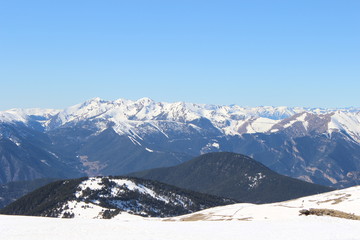 Fototapeta na wymiar Montañas con nieve en la cima