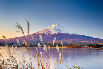 Einzigartige japanische Reiseziele. Erkennbarer Fuji-Berg am Kawaguchiko-See in Japan. Bild im Herbst.