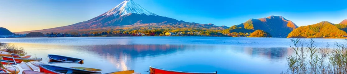 Cercles muraux Mont Fuji Destinations de voyage asiatiques au Japon. Image panoramique de la célèbre montagne Fuji merveilleuse au lac Kawaguchiko au Japon avec une ligne de bateaux colorés en avant-plan.
