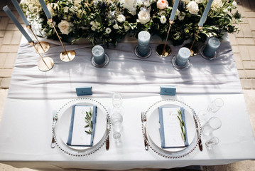 Beeautiful wedding table decoration and decor in blue style