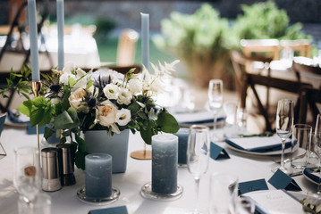 Beeautiful wedding table decoration and decor in blue style