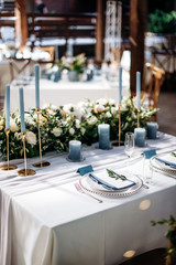 Beeautiful wedding table decoration and decor in blue style