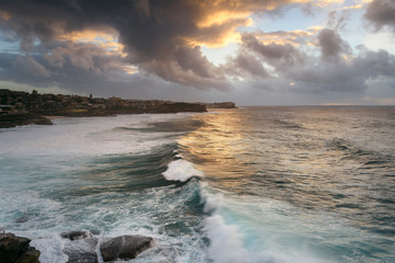 Obraz premium Huge waves at sunrise, Sydney Australia