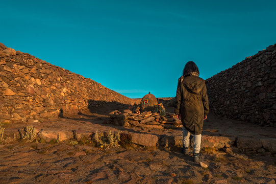 Zona arqueol&oacute;gica en la cima de la monta&ntilde;a, mientras el atardecer nos iluminaba con unos colores naranjas intensos. 