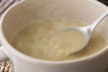 ほんわか湯気の立つ、牡蠣のクリームスープのアップ