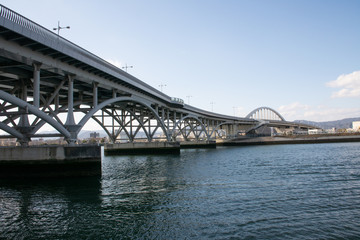 Fototapeta na wymiar 広島県の川沿いの風景 橋の下
