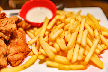 美味しそうな鳥の唐揚げとフライドポテト