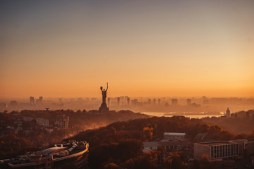 Mutter-Heimat-Denkmal bei Sonnenuntergang. In Kiew, Ukraine.