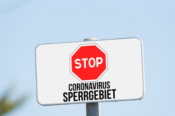 Ein Schild weist auf ein Sperrgebiet