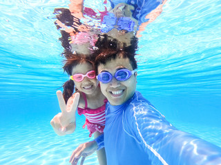 Obraz na płótnie Canvas asian family in swimming pool